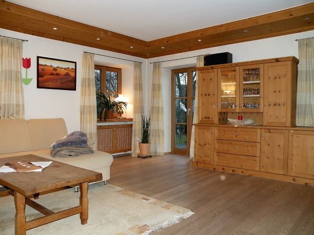 Wohnraummöbel