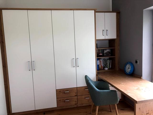 kleiderschrank-mit-arbeitsecke
